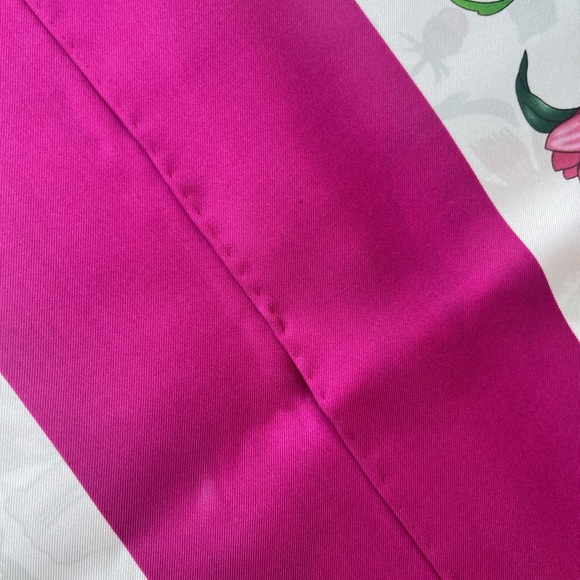 Display Gucci Scarf Flora Print Multicolor Pink Border Silk Wrap - Picture 13 of 14